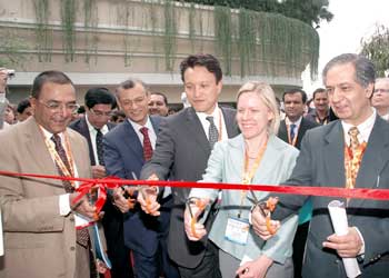 (from left to right) YK Modi, FICCI; D.N Narsimha Raju, Joint Secretary, Indian Ministry of Petroleum & Natural Gas; Woochong Um, Asian Development Bank; Dina Kruger, U.S. EPA; and Alok Perti, Additional Secretary, Indian Ministry of Coal assist in cutting the ribbon to open up the Methane Marketplace at the Partnership Expo.
